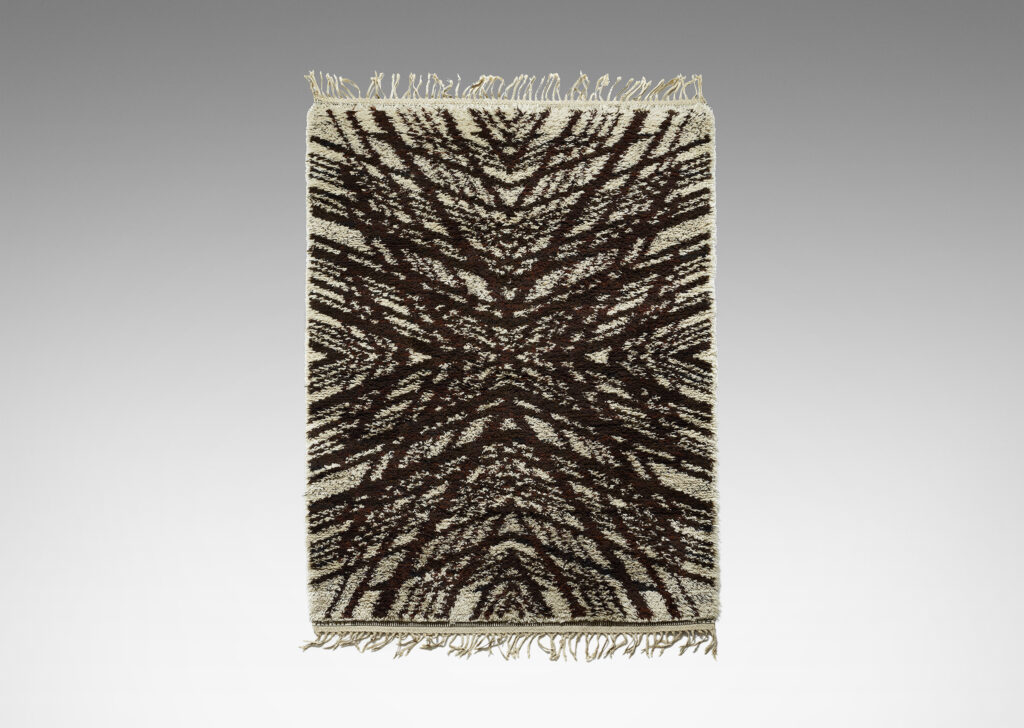 Gallery BAC Tigerfällen (Fallen Tiger) rya carpet with graphic pattern of radiating lines in brown on an ivory background