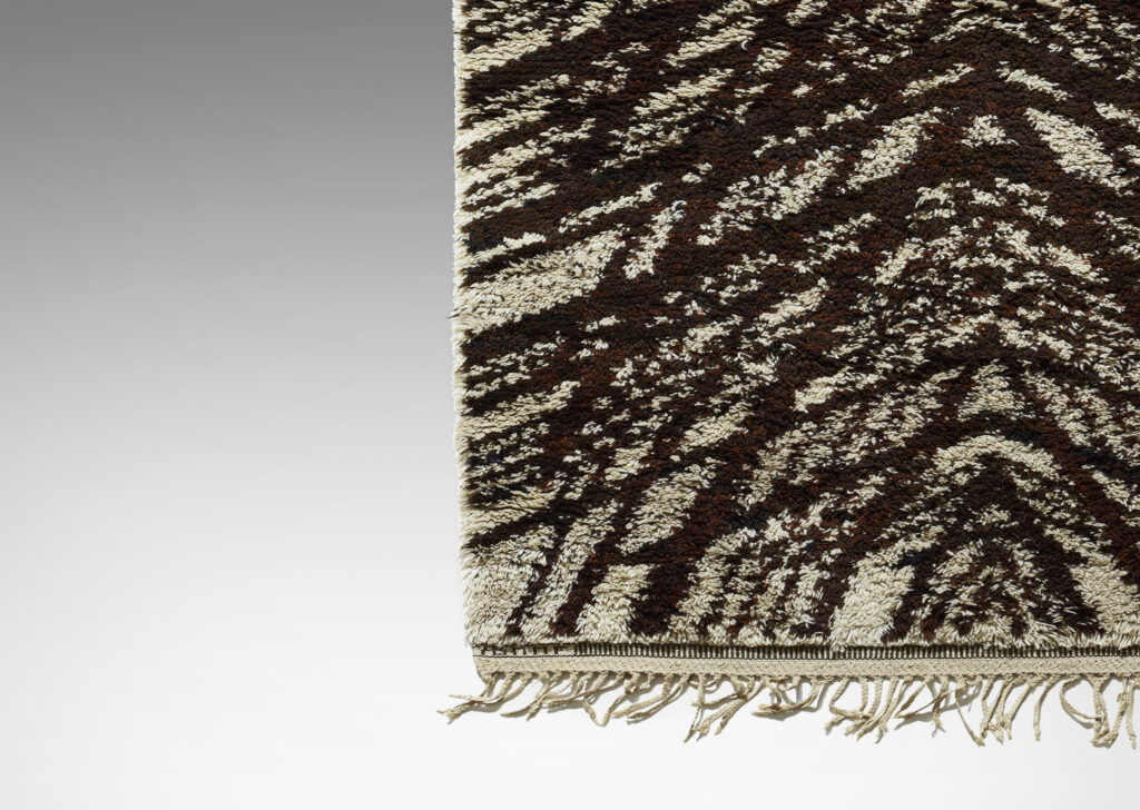 Gallery BAC Tigerfällen (Fallen Tiger) rya carpet with graphic pattern of radiating lines in brown on an ivory background