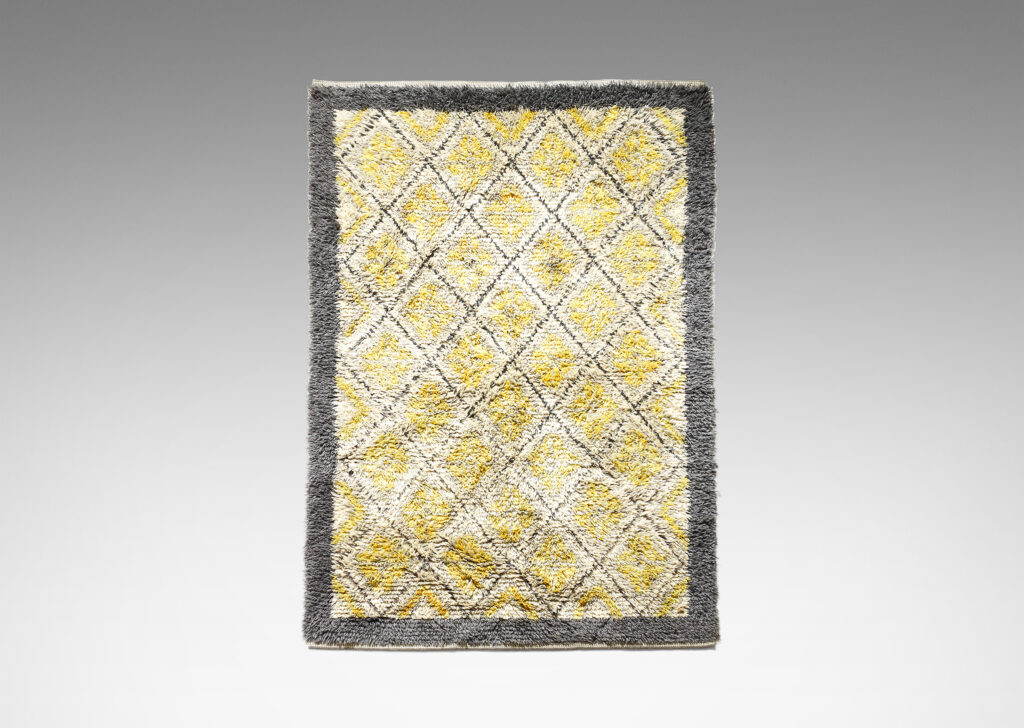 Gallery BAC diamonds containing concentric diamond forms in alternating colors, in grey, lemon yellow and ivory yarns