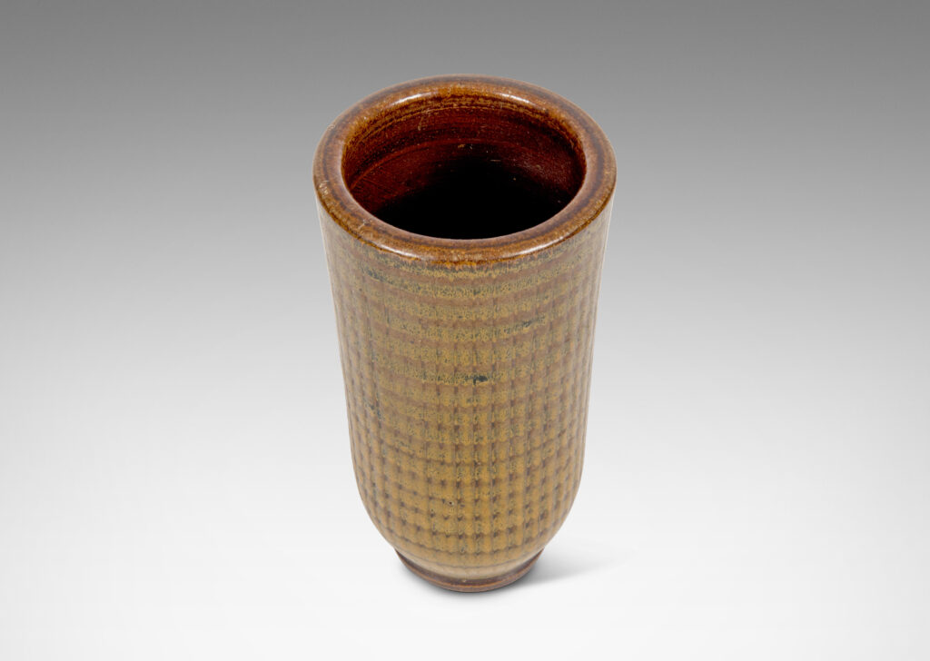 Gallery BAC vase with reeded tapering form on a disk plinth glazed in brown and ochre by Arthur Andersson