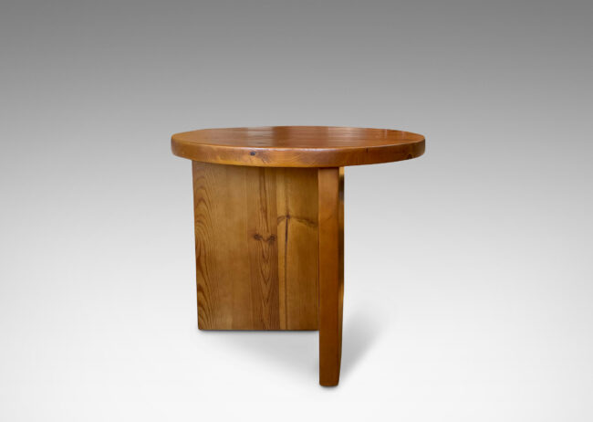 Gallery BAC ound top and asymmetrical base, exactingly crafted in solid pine