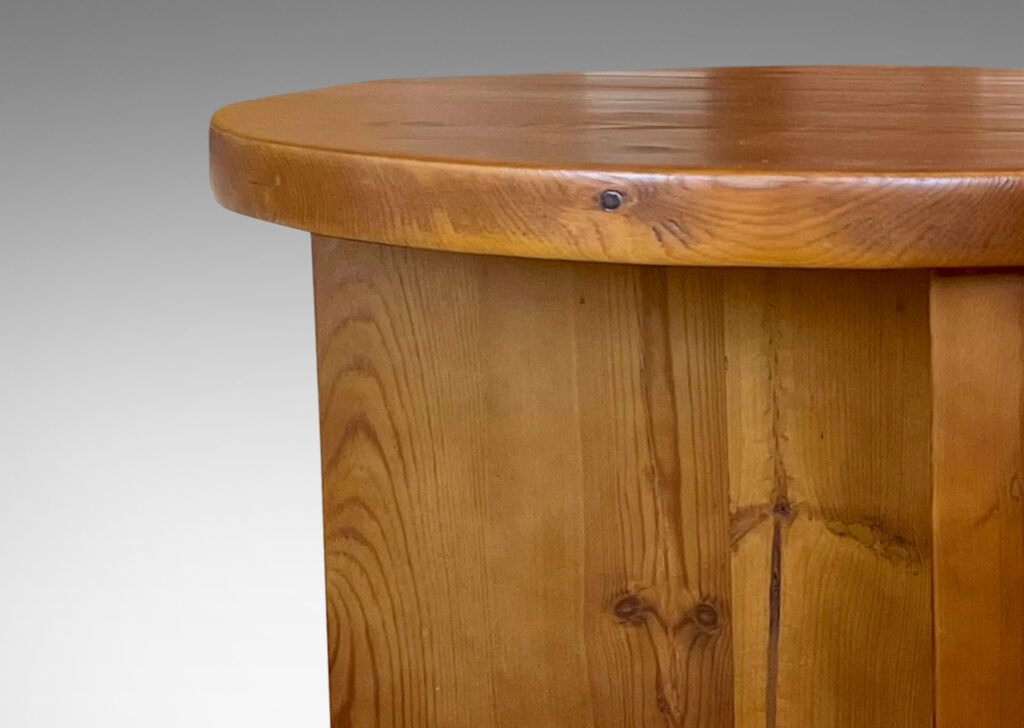 Gallery BAC ound top and asymmetrical base, exactingly crafted in solid pine