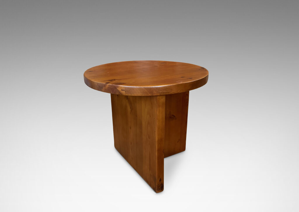 Gallery BAC ound top and asymmetrical base, exactingly crafted in solid pine