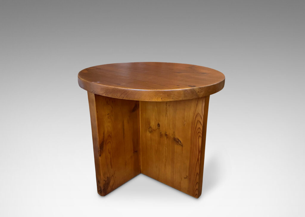 Gallery BAC ound top and asymmetrical base, exactingly crafted in solid pine