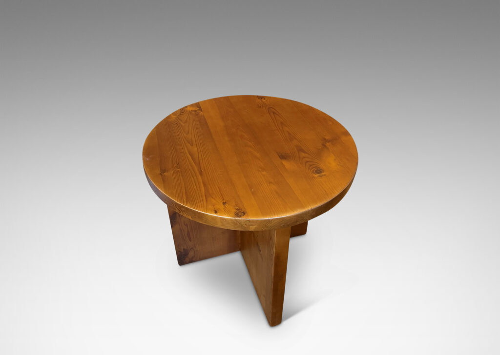 Gallery BAC ound top and asymmetrical base, exactingly crafted in solid pine