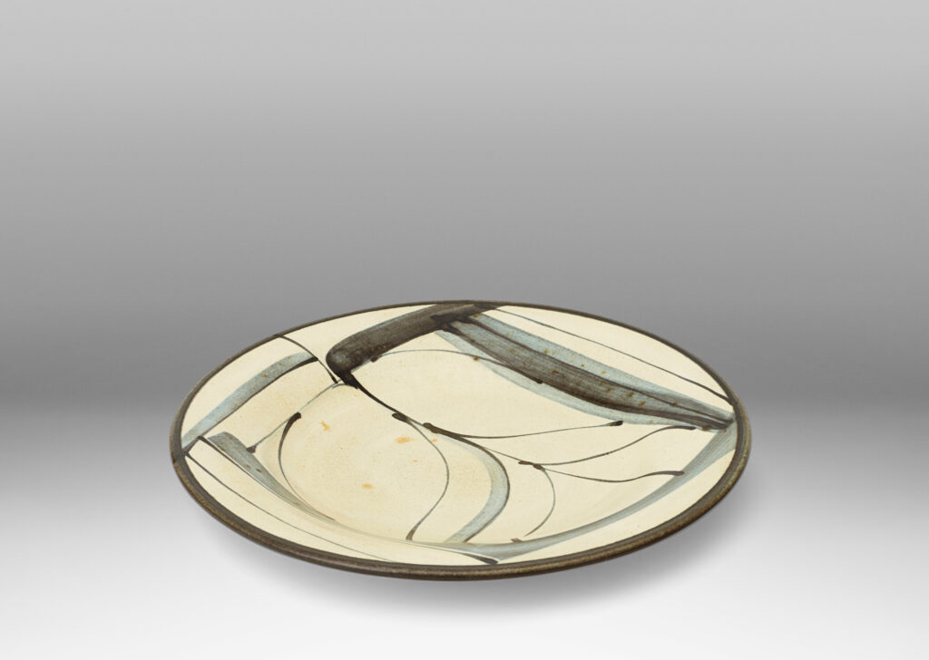 Gallery BAC Dish (can be hung) with hand-painted rim and abstract design by Kähler, in stoneware with grayish ivory glaze and design in blue-gray