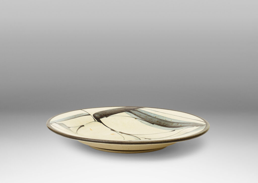 Gallery BAC Dish (can be hung) with hand-painted rim and abstract design by Kähler, in stoneware with grayish ivory glaze and design in blue-gray