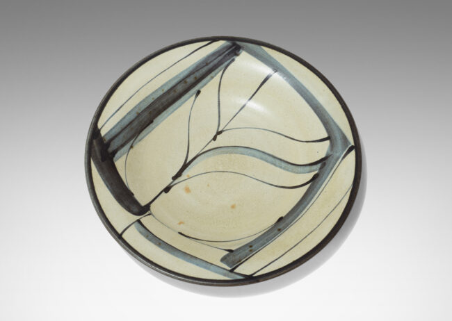 Gallery BAC Dish (can be hung) with hand-painted rim and abstract design by Kähler, in stoneware with grayish ivory glaze and design in blue-gray