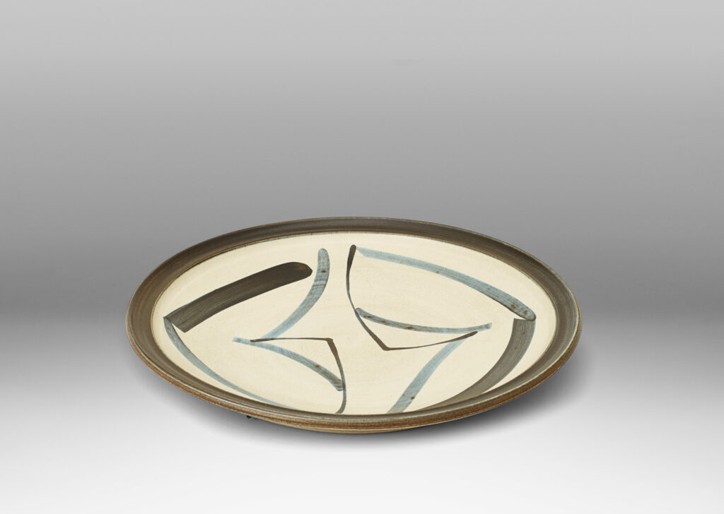 Gallery BAC Dish (can be hung) with hand-painted rim and abstract design by Kähler, in stoneware with grayish ivory glaze and design in blue-gray