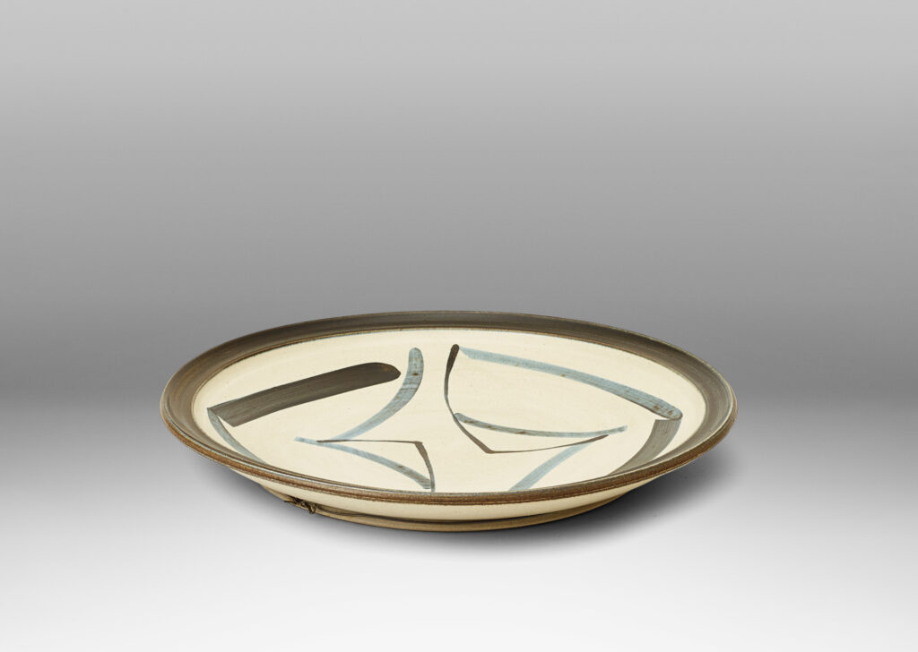 Gallery BAC Dish (can be hung) with hand-painted rim and abstract design by Kähler, in stoneware with grayish ivory glaze and design in blue-gray