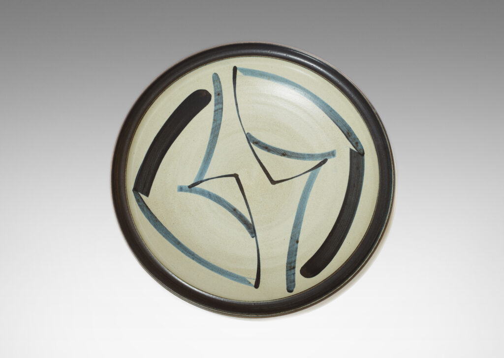 Gallery BAC Dish (can be hung) with hand-painted rim and abstract design by Kähler, in stoneware with grayish ivory glaze and design in blue-gray