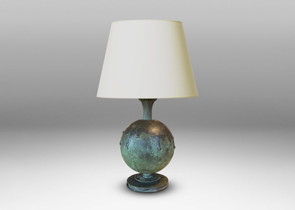 Gallery BAC spherical form with a dripping pattern in relief flowing from its top, with a reeded stand above and a floating disk and disk base below