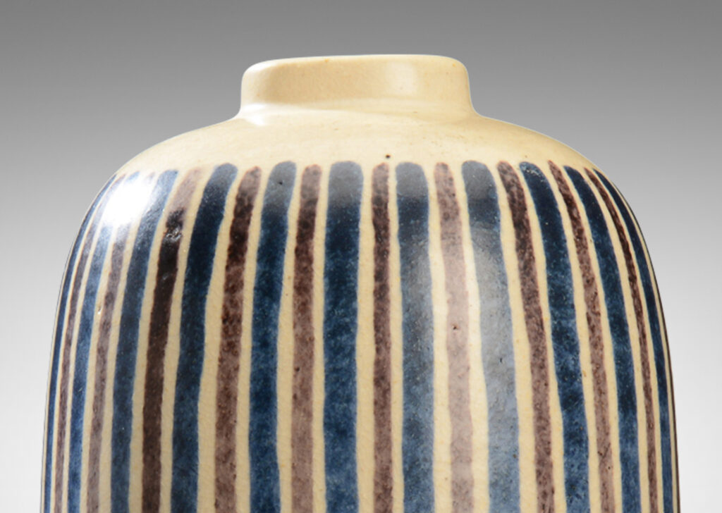 Gallery BAC stoneware glazed in ivory with alternating blue and brown striation