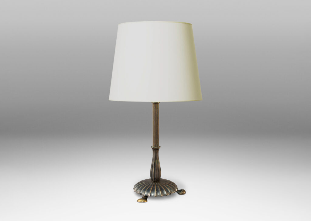 Gallery BAC able lamps with organic botanical ornamentation, having reeded stands on radially fluted disk bases