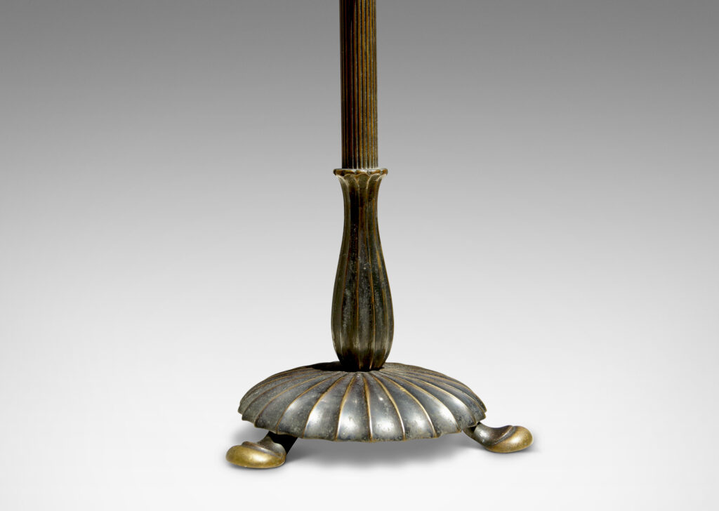 Gallery BAC able lamps with organic botanical ornamentation, having reeded stands on radially fluted disk bases