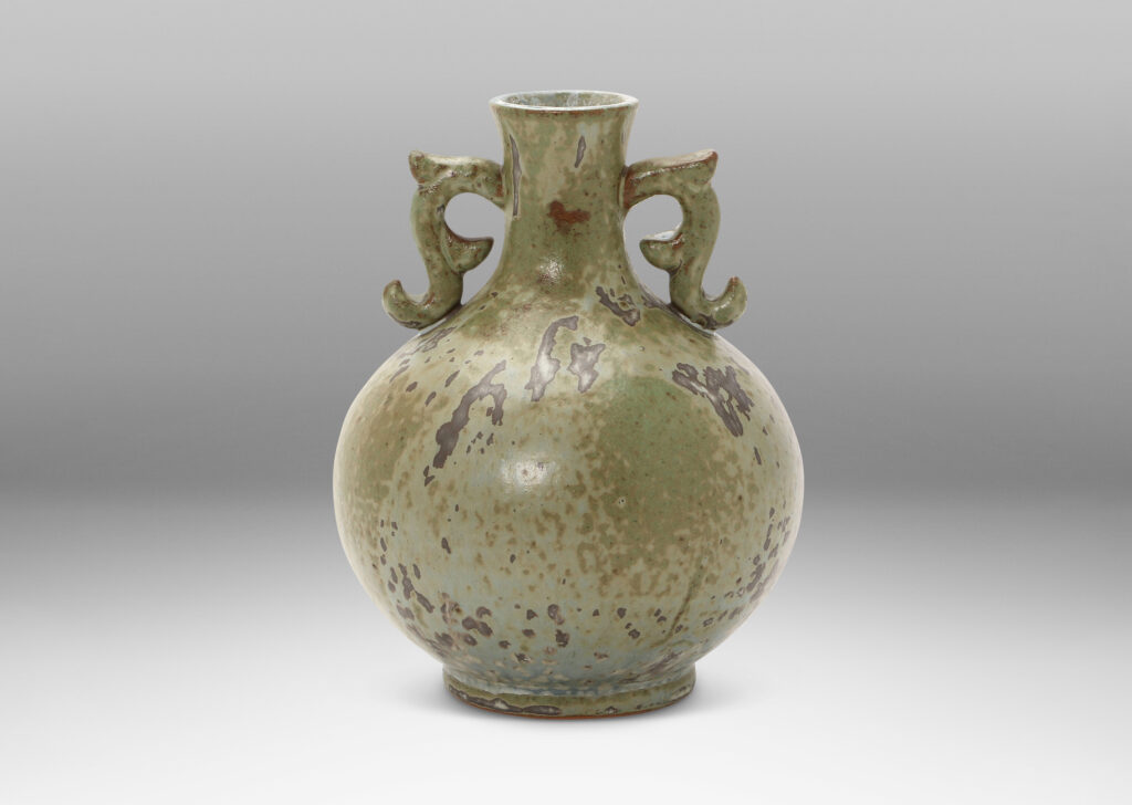 Gallery BAC Chinese globe style vase form with bracket handles