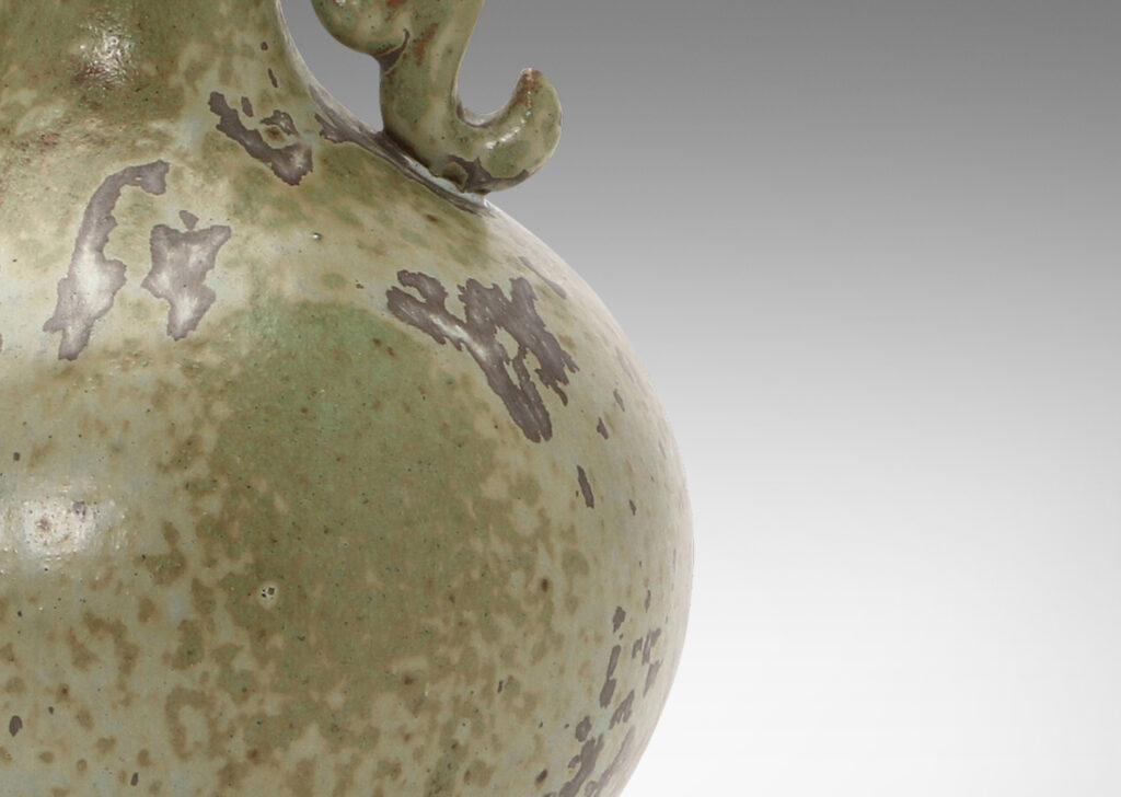 Gallery BAC Chinese globe style vase form with bracket handles