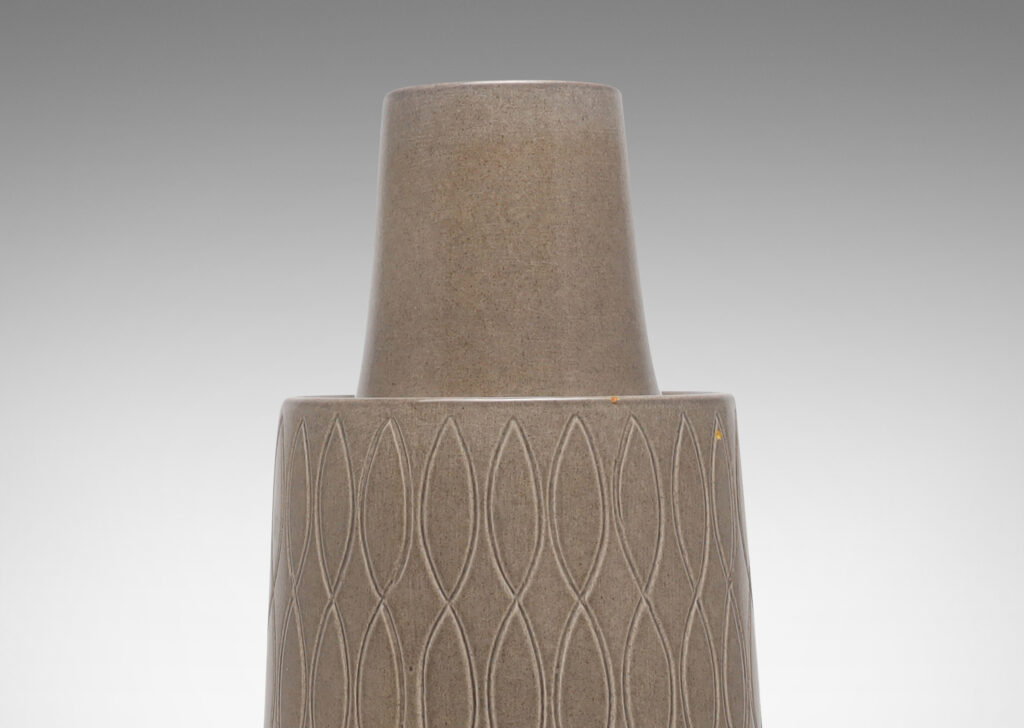 Gallery BAC welling column form ornamented with an intaglio ogival pattern