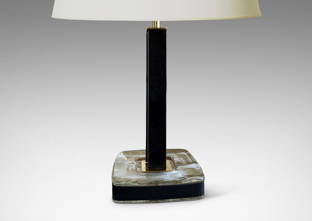 Gallery BAC tand in brass, partially covered in stitched leather, with a hand-formed crystal base