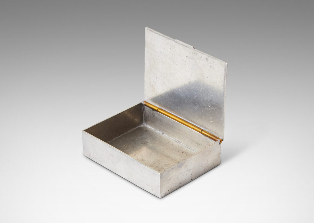 Gallery BAC rectangular form with hinged lid and engraved flora and rocaille design