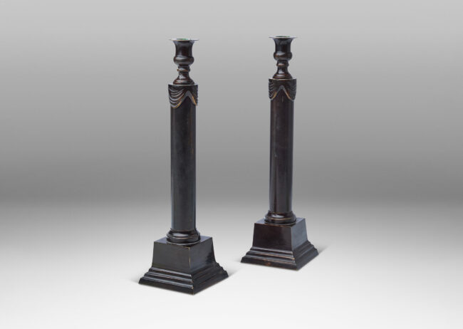 Gallery BAC having the form of columns on pedestals with swag details and vase sockets