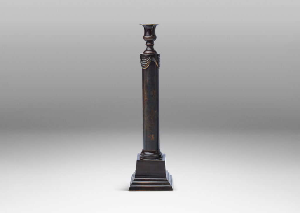 Gallery BAC having the form of columns on pedestals with swag details and vase sockets