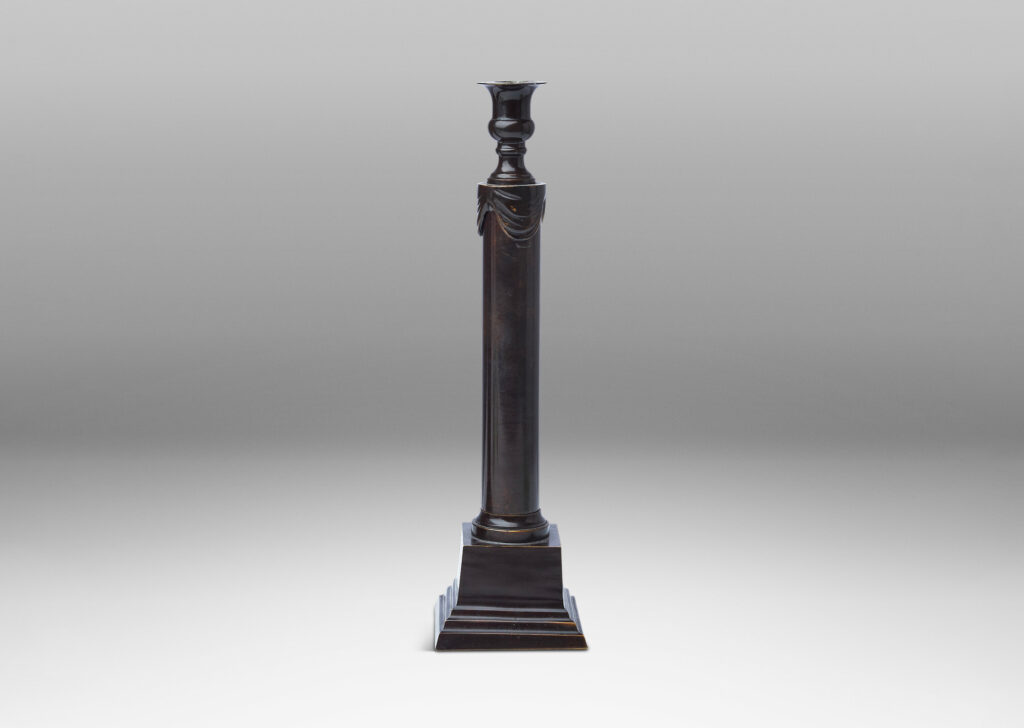 Gallery BAC having the form of columns on pedestals with swag details and vase sockets