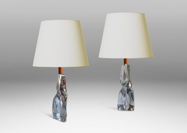 Gallery BAC swirling triangular pedestals in clear crystal