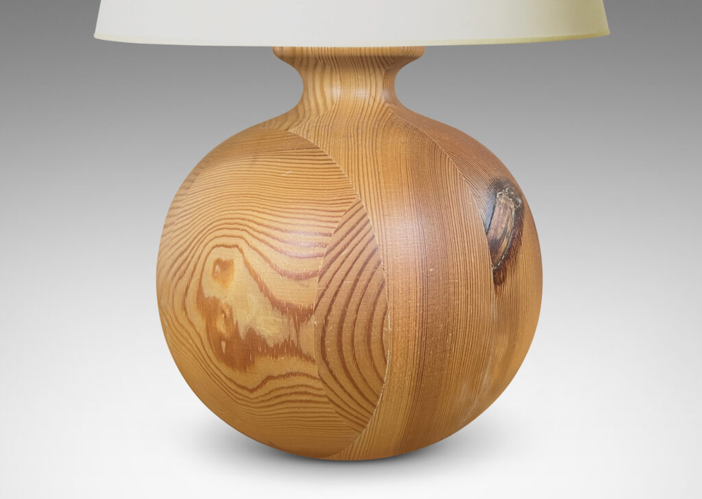 Gallery BAC having spherical forms with sprouting necks; solid pine