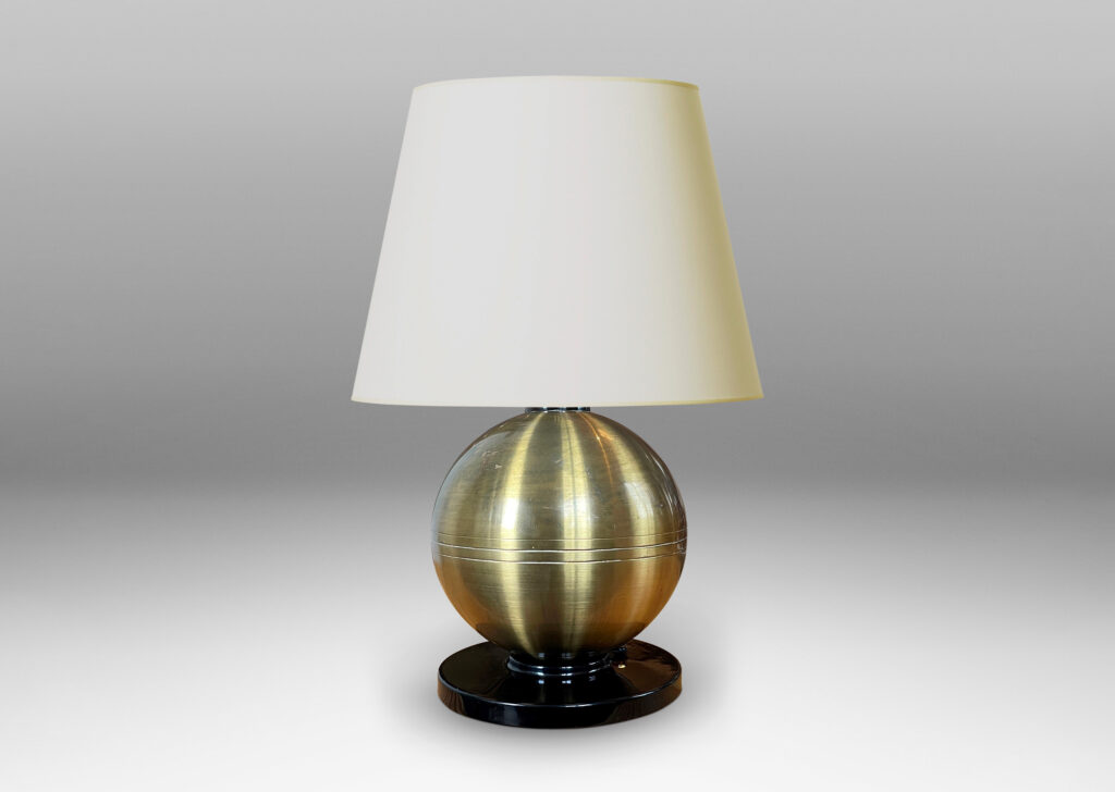 Gallery BAC globe form in brass with disk base