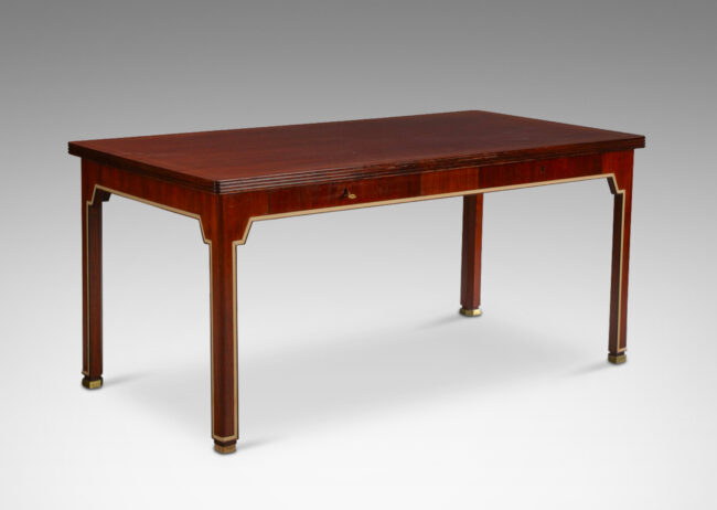 Gallery BAC ectangular top with rounded corners and reeded sides, legs with corbel brackets, and recessed filet of gilt leather articulating leg and apron edges