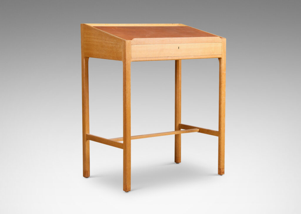 Gallery BAC straight lines with organically modeled edges and an inlaid laminate top; oak