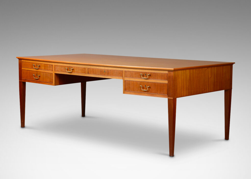 Gallery BAC six drawers, tapered legs, and English-style pulls; mahogany and oak