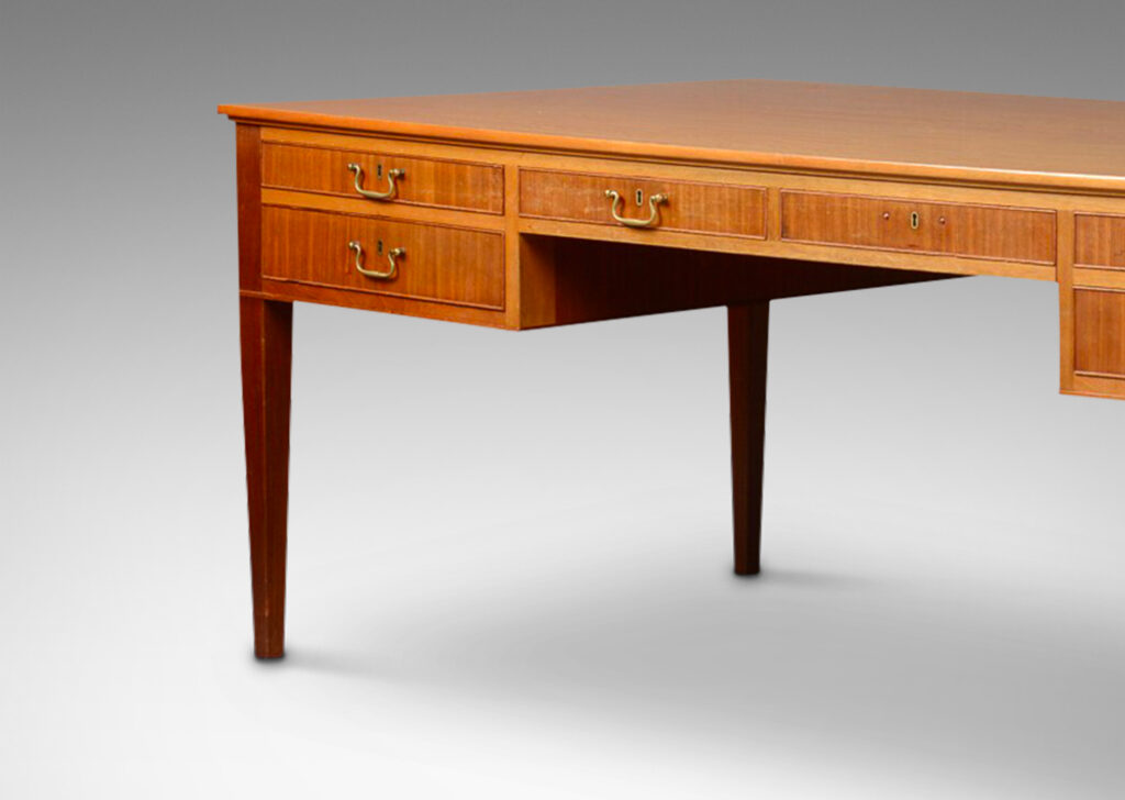 Gallery BAC six drawers, tapered legs, and English-style pulls; mahogany and oak