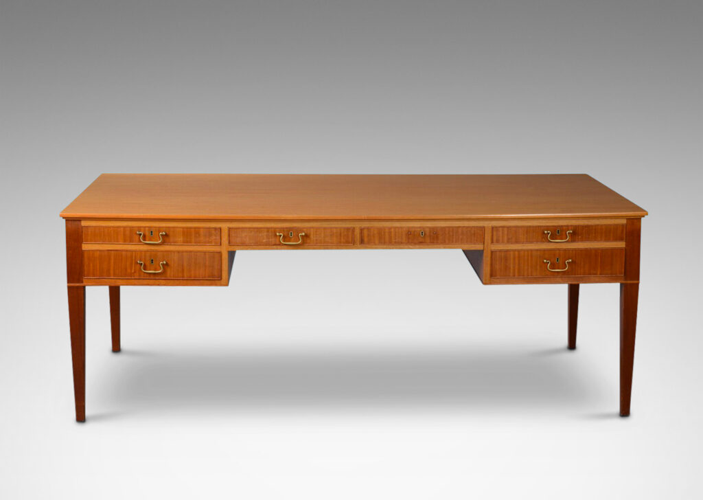 Gallery BAC six drawers, tapered legs, and English-style pulls; mahogany and oak