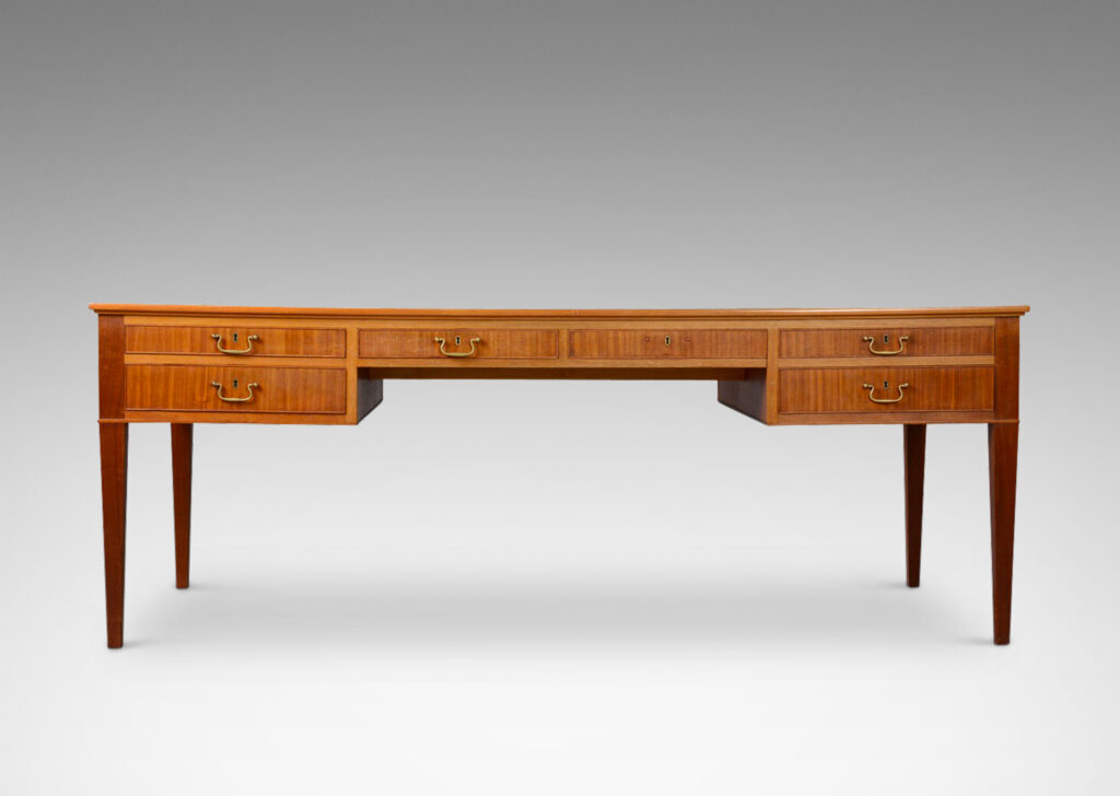 Gallery BAC six drawers, tapered legs, and English-style pulls; mahogany and oak