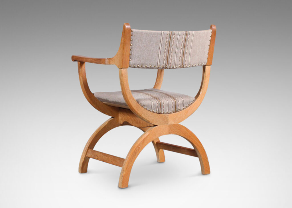 Gallery BAC “curule” style semi-circle seat and base, with sculpted arms and upholstered back rail; oak;