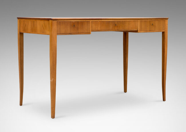 Gallery BAC hree-drawer top case on tapered legs with subtle cabriole modeling; mahogany