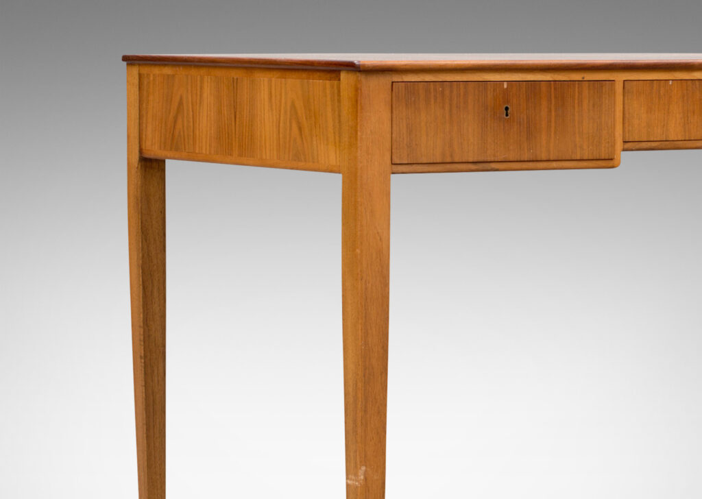 Gallery BAC hree-drawer top case on tapered legs with subtle cabriole modeling; mahogany