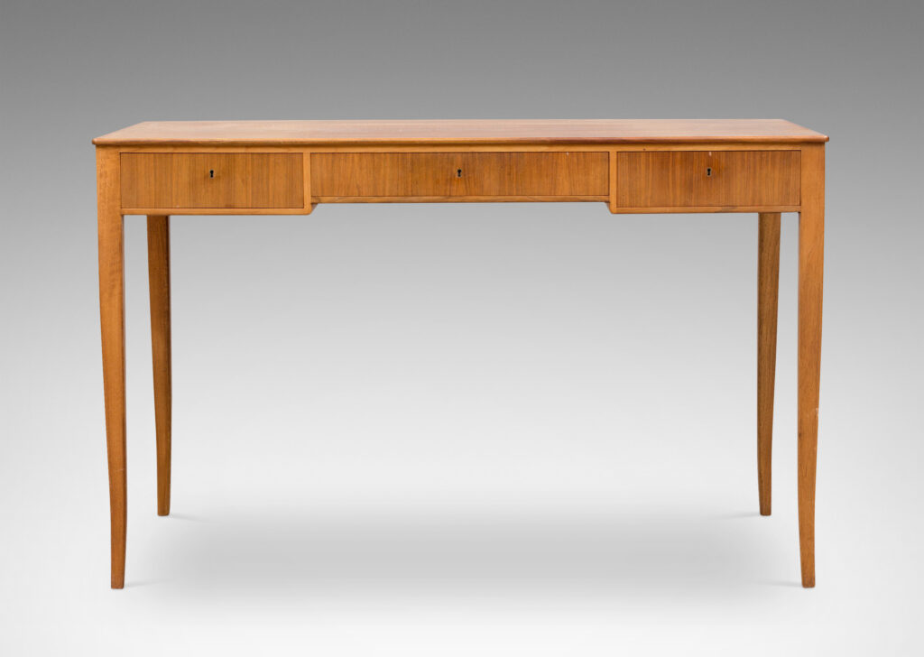 Gallery BAC hree-drawer top case on tapered legs with subtle cabriole modeling; mahogany