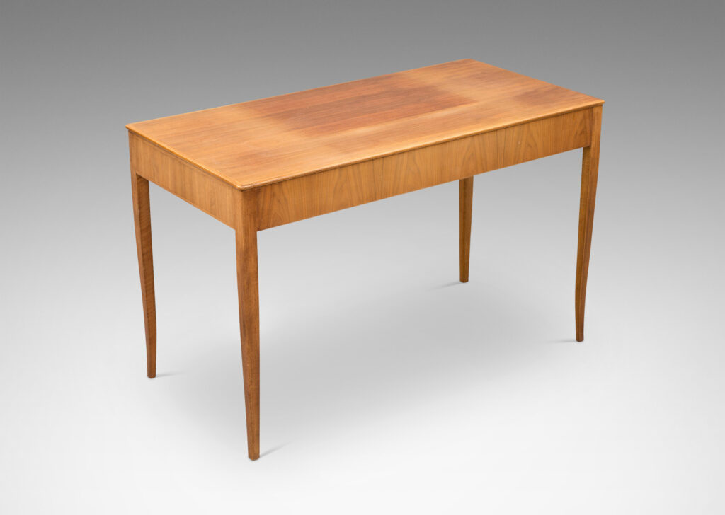 Gallery BAC hree-drawer top case on tapered legs with subtle cabriole modeling; mahogany