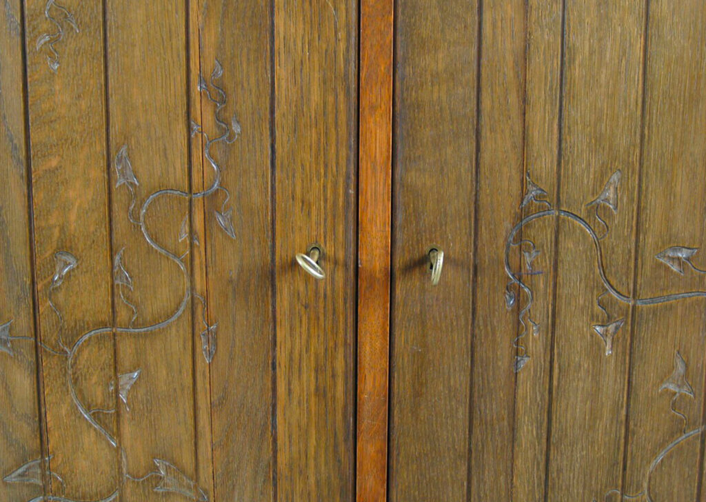 Gallery BAC two-door cupboard over two columns of four drawers each, with vertical grooves and ivory carved into the upper doors for a trellis-like effect