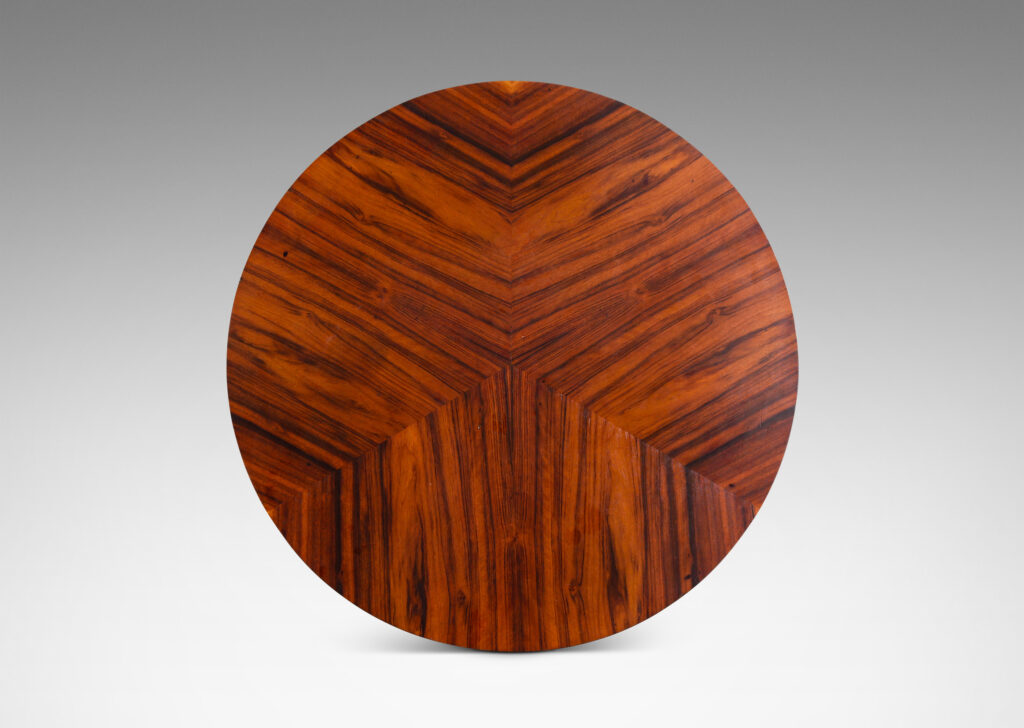 Gallery BAC muscular round top with sunburst book matched graining, on a three-plane pier pedestal with horizontal graining