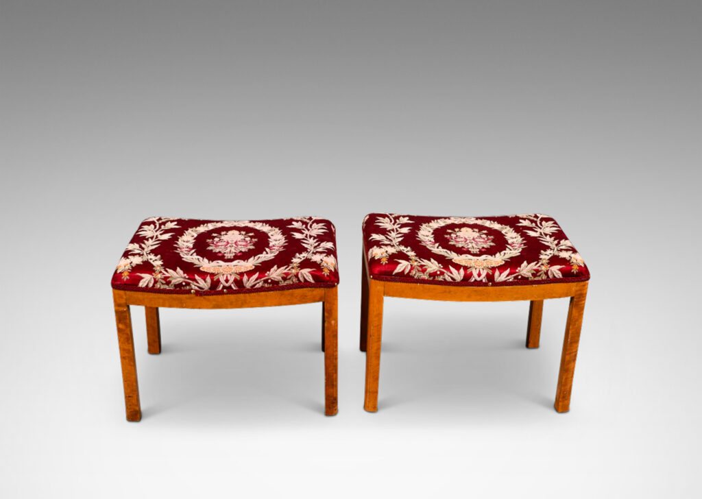 Gallery BAC orthogonal lines, with gently arced seat and rounded corners; flame birch