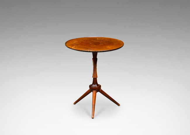 Gallery BAC floating round top with sculpted edge, on a pedestal with carved ringed ornaments and three angled and tapered legs