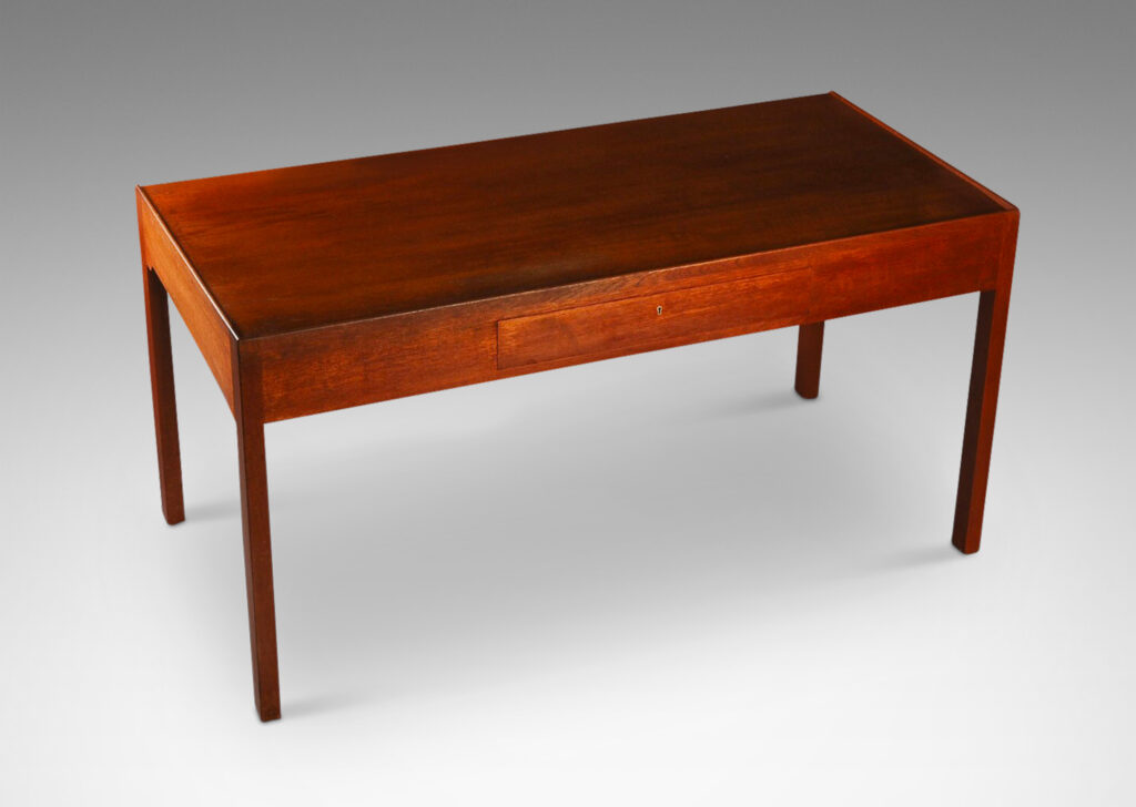 Gallery BAC subtly angled top with two drawers facing the sitter with another on the opposite side, all sensitively modeled in the designer’s signature style