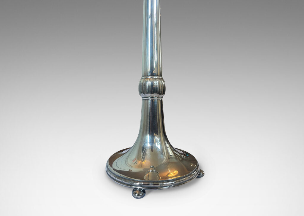 Gallery BAC tapered stand with engaged fob, flared trumpet base, and engraved details; silver plate