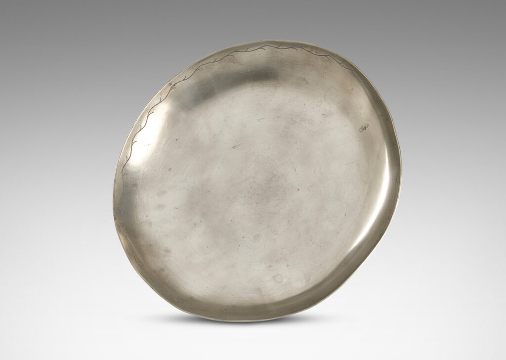 Gallery BAC wide shallow bowl with engraved foliate wave border, on an angled stand; pewter