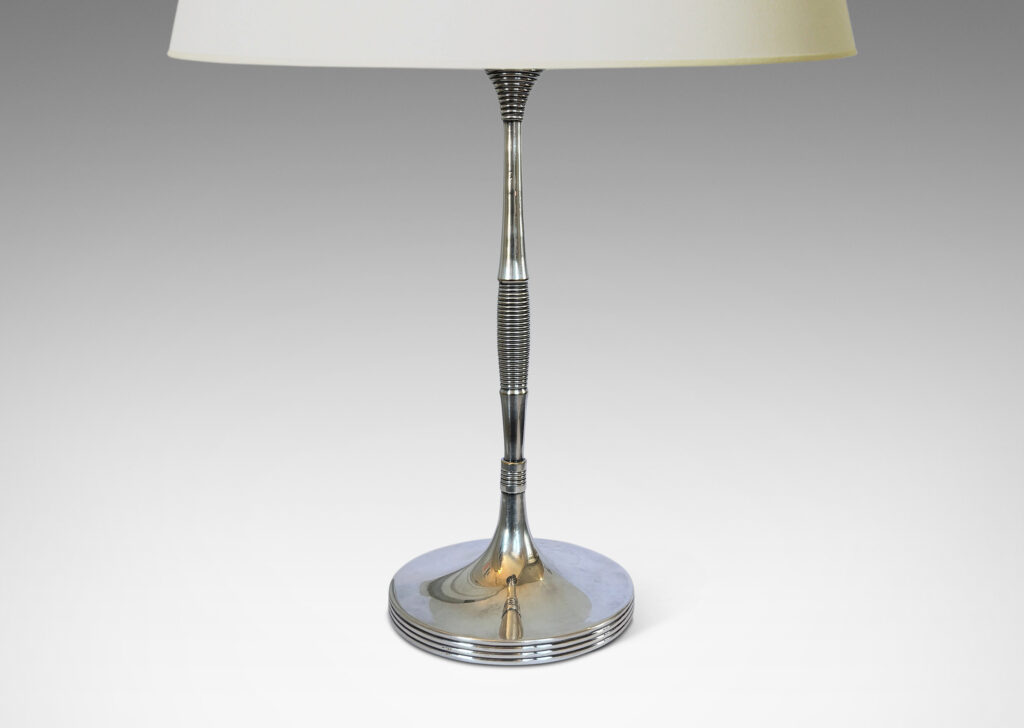 Gallery BAC swelling stand articulated with reeded and fluted bands springing from a disk base
