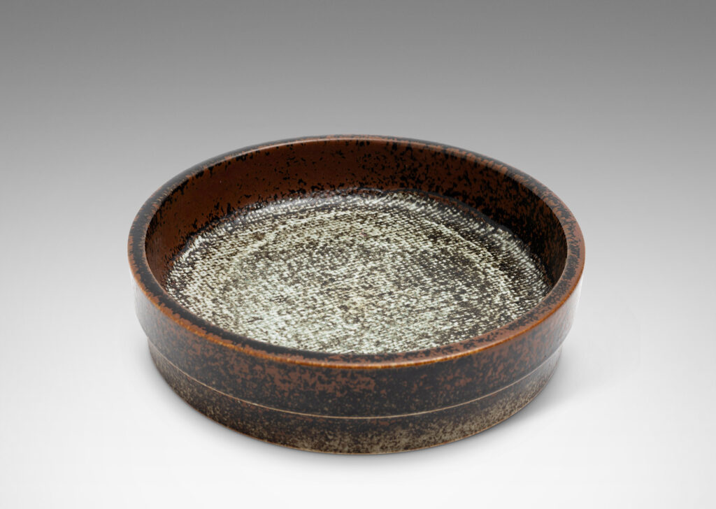 Gallery BAC drum-form with stepped straight sides and a flat bottom with textile-like pattern, glazed in black-red luster on the sides and green-gray-pale gray on the bottom
